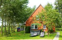 Sonniger Garten mitten im Grünen für Ihren entspannten Nordsee-Insel-Urlaub.